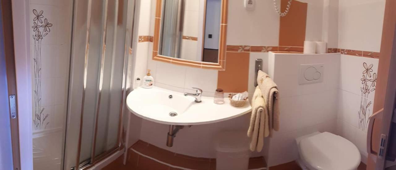 Pension U Akatu Прага Экстерьер фото